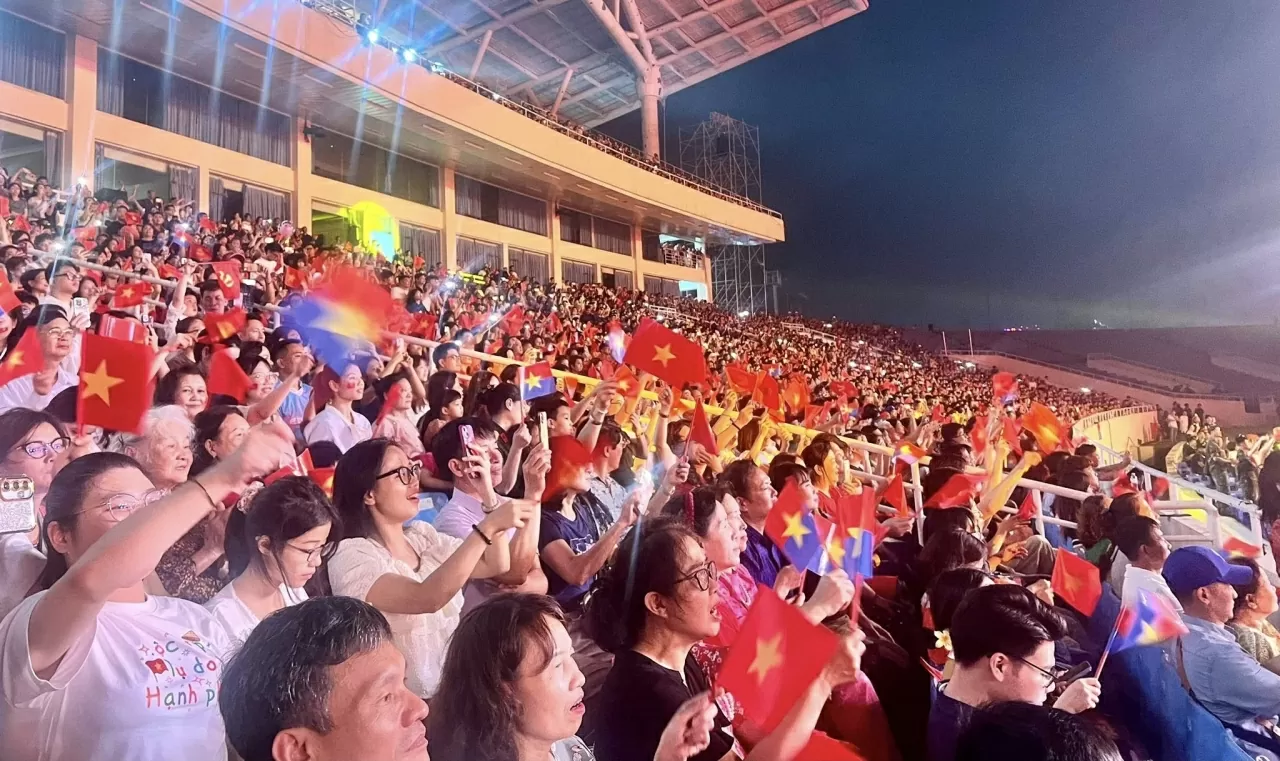 Bùng nổ với chương trình nghệ thuật 'Hẹn ước Bắc - Nam' Bùng nổ với chương trình nghệ thuật 'Hẹn ước Bắc - Nam'