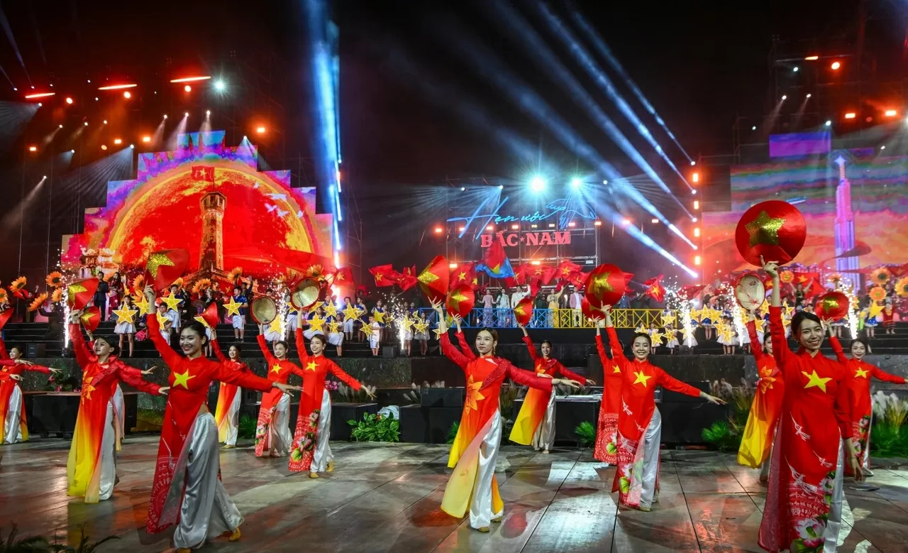 Bùng nổ với chương trình nghệ thuật 'Hẹn ước Bắc - Nam' Bùng nổ với chương trình nghệ thuật 'Hẹn ước Bắc - Nam'