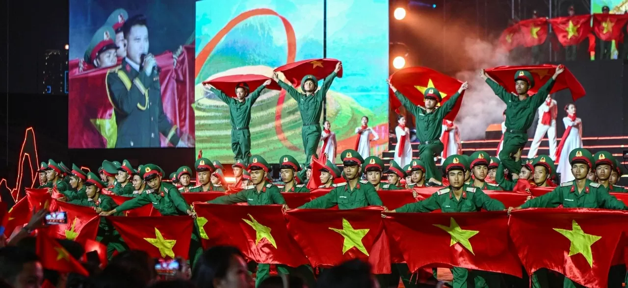 Bùng nổ với chương trình nghệ thuật 'Hẹn ước Bắc - Nam' Bùng nổ với chương trình nghệ thuật 'Hẹn ước Bắc - Nam'