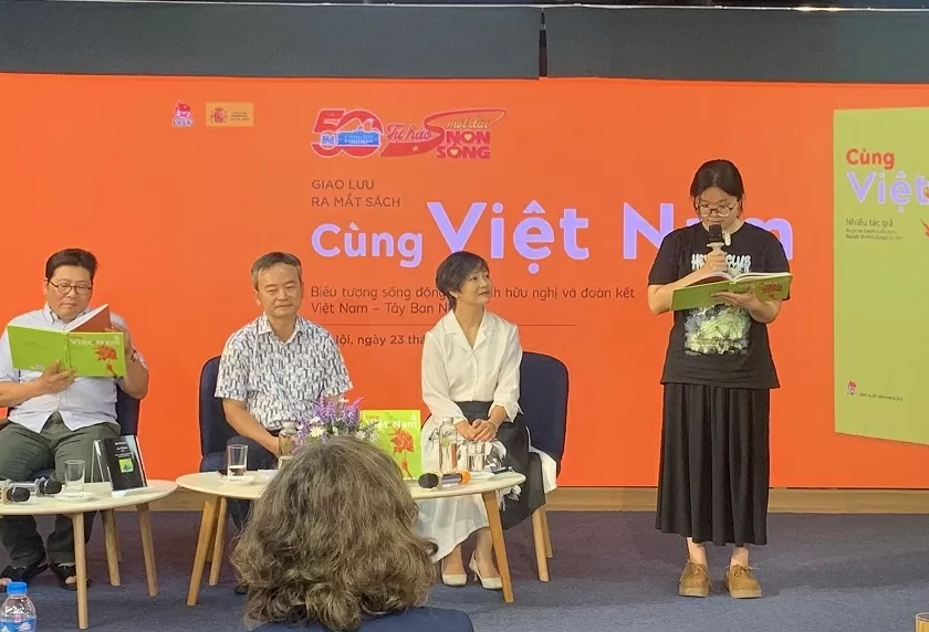 Ra mắt tập thơ phản chiến, ủng hộ Việt Nam của các tác giả Tây Ban Nha