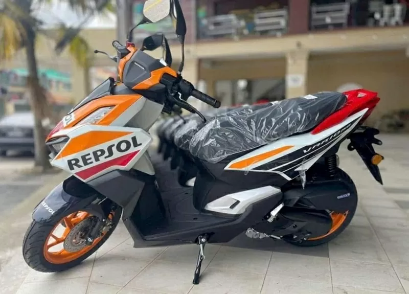 Giá xe Honda Vario 160 Repsol Edition đang được đại lý chào đặt cọc hơn 100 triệu đồng