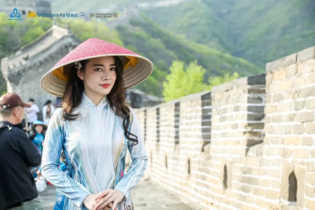Áo dài Việt Phượng tung bay khoe sắc ở di sản nổi tiếng của Trung Quốc