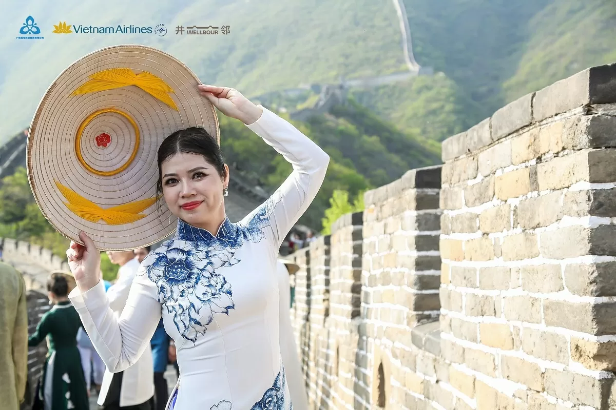 Áo dài Việt Phượng tung bay khoe sắc ở di sản nổi tiếng của Trung Quốc