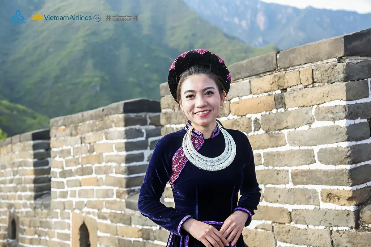 Áo dài Việt Phượng tung bay khoe sắc ở di sản nổi tiếng của Trung Quốc