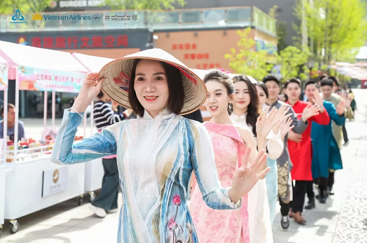 Áo dài Việt Phượng tung bay khoe sắc ở di sản nổi tiếng của Trung Quốc