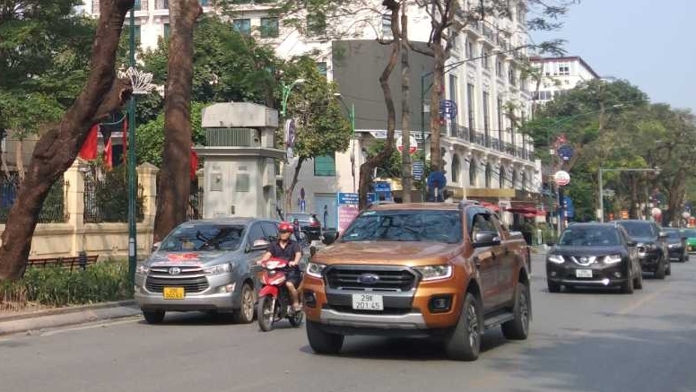 Có nhất thiết phải giữ khoảng cách an toàn giữa các xe ô tô khi đang tắc đường?