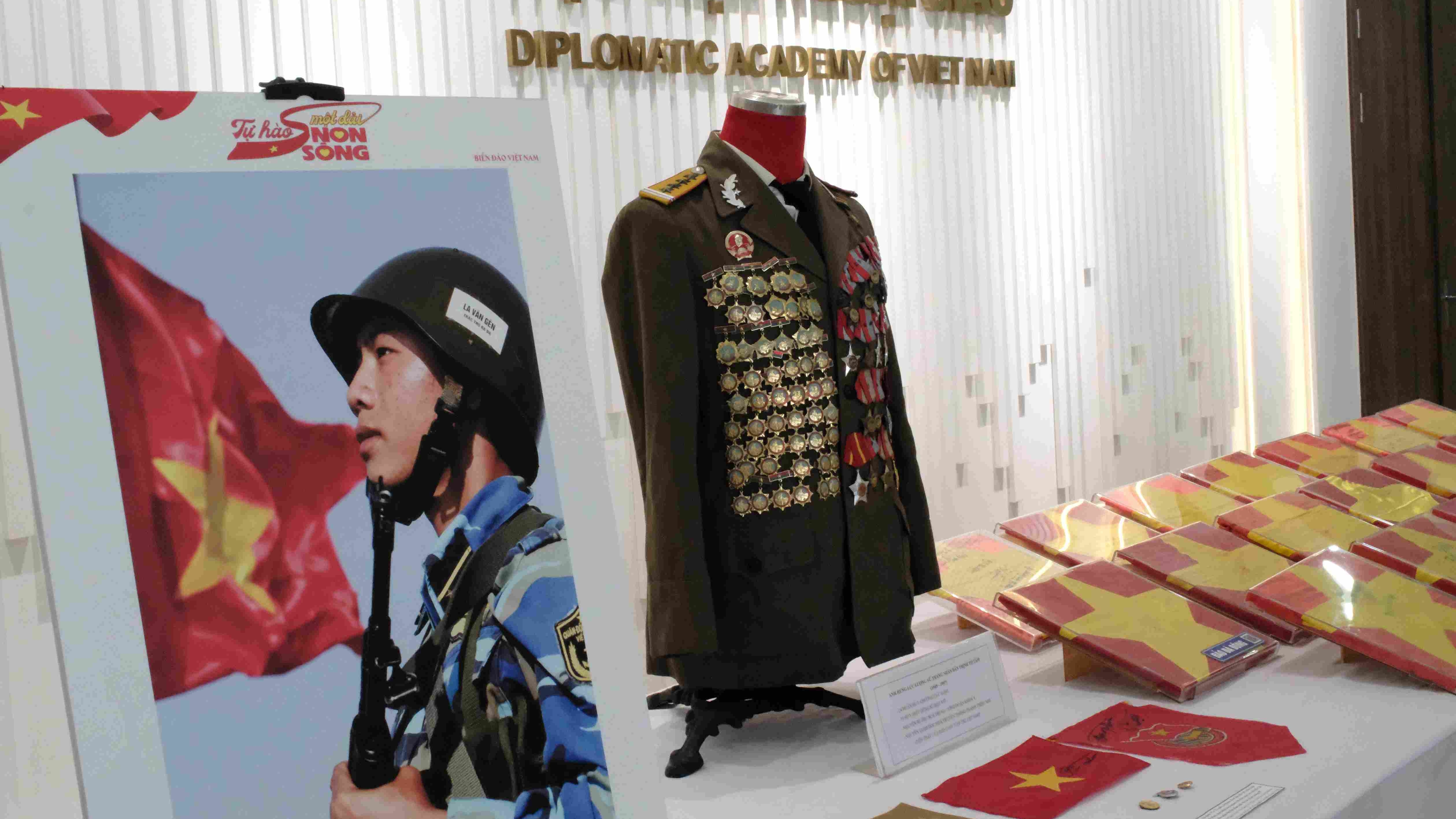 Khai mạc Triển lãm ‘50 năm thống nhất đất nước - Non sông liền một dải’