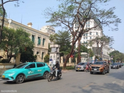 Có nhất thiết phải giữ khoảng cách an toàn giữa các xe ô tô khi đang tắc đường?