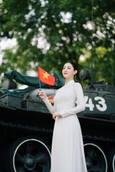 Hoa hậu Lương Thùy Linh dịu dàng trong tà áo dài