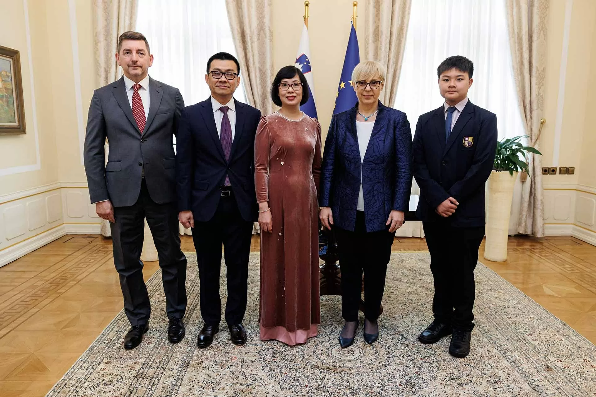 Đại sứ Vũ Lê Thái Hoàng trình Thư ủy nhiệm lên Tổng thống Slovenia Đại sứ Vũ Lê Thái Hoàng trình Thư ủy nhiệm lên Tổng thống Slovenia