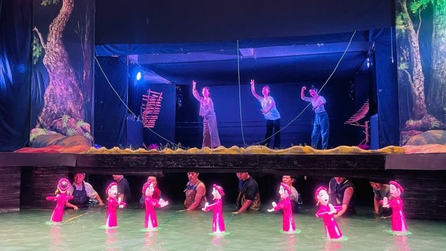 Nghệ sĩ múa rối miệt mài tập luyện chương trình nghệ thuật mừng ngày thống nhất đất nước