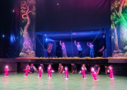 Nghệ sĩ múa rối miệt mài tập luyện chương trình nghệ thuật mừng ngày thống nhất đất nước