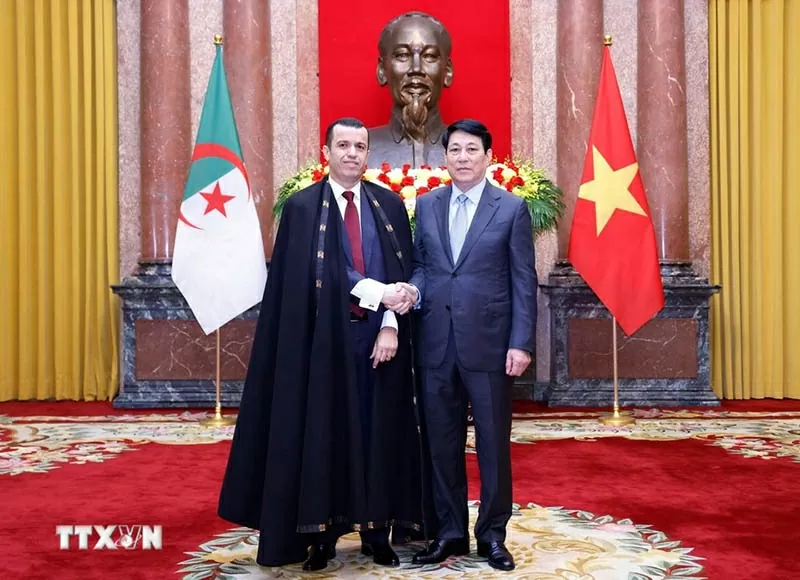 Chủ tịch nước Lương Cường tiếp Đại sứ Algeria tại Việt Nam Azeddine Bechka. (Nguồn: TTXVN)