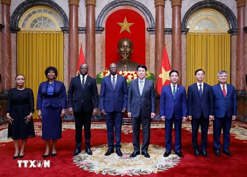 Chủ tịch nước Lương Cường với Đại sứ Angola tại Việt Nam Fernando Miguel và các đại biểu. (Nguồn: TTXVN) Chủ tịch nước Lương Cường với Đại sứ Angola tại Việt Nam Fernando Miguel và các đại biểu. (Nguồn: TTXVN)