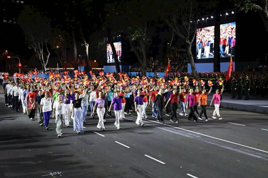 Kiều bào năm châu rộn ràng về nước chuẩn bị diễu hành mừng thống nhất đất nước Kiều bào năm châu rộn ràng về nước chuẩn bị diễu hành mừng thống nhất đất nước