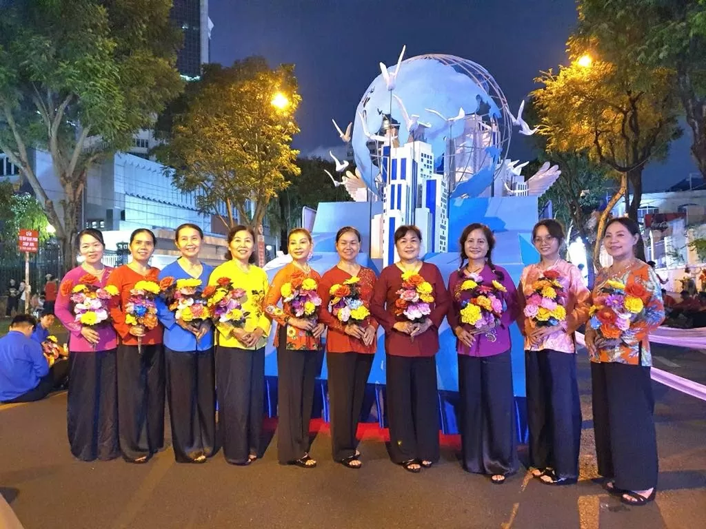 Kiều bào năm châu rộn ràng về nước chuẩn bị diễu hành mừng thống nhất đất nước Kiều bào năm châu rộn ràng về nước chuẩn bị diễu hành mừng thống nhất đất nước