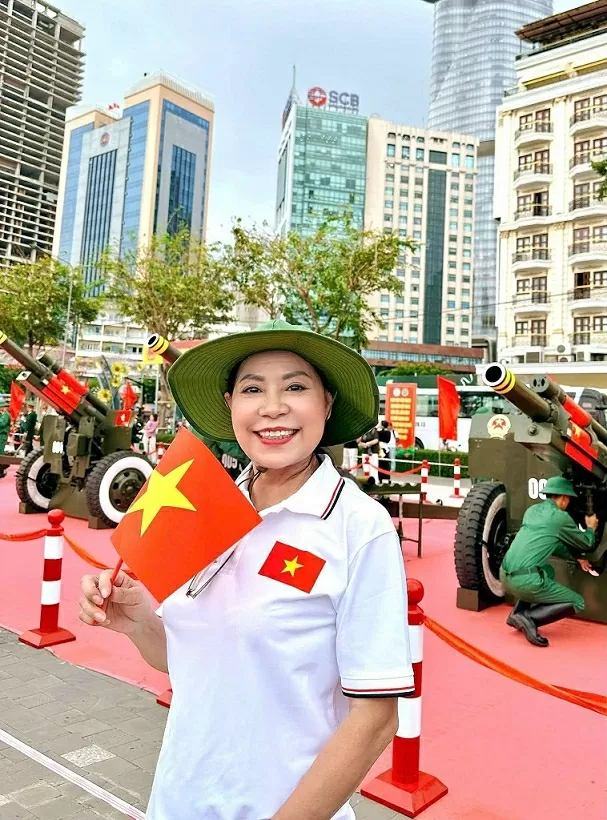 Kiều bào năm châu rộn ràng về nước chuẩn bị diễu hành mừng thống nhất đất nước Kiều bào năm châu rộn ràng về nước chuẩn bị diễu hành mừng thống nhất đất nước