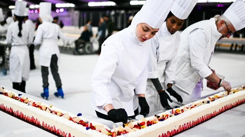 Kỷ lục chiếc bánh dâu tây dài nhất thế giới