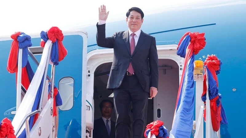 Chủ tịch nước Lương Cường đến Vientiane, bắt đầu chuyến thăm cấp Nhà nước tới Lào