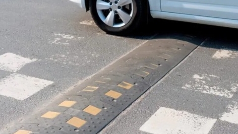 Mẹo lái xe ô tô đi qua gờ giảm tốc một cách nhẹ nhàng và tiết kiệm nhiên liệu