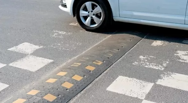 Mẹo lái xe ô tô đi qua gờ giảm tốc một cách nhẹ nhàng và tiết kiệm nhiên liệu Mẹo lái xe ô tô đi qua gờ giảm tốc một cách nhẹ nhàng và tiết kiệm nhiên liệu