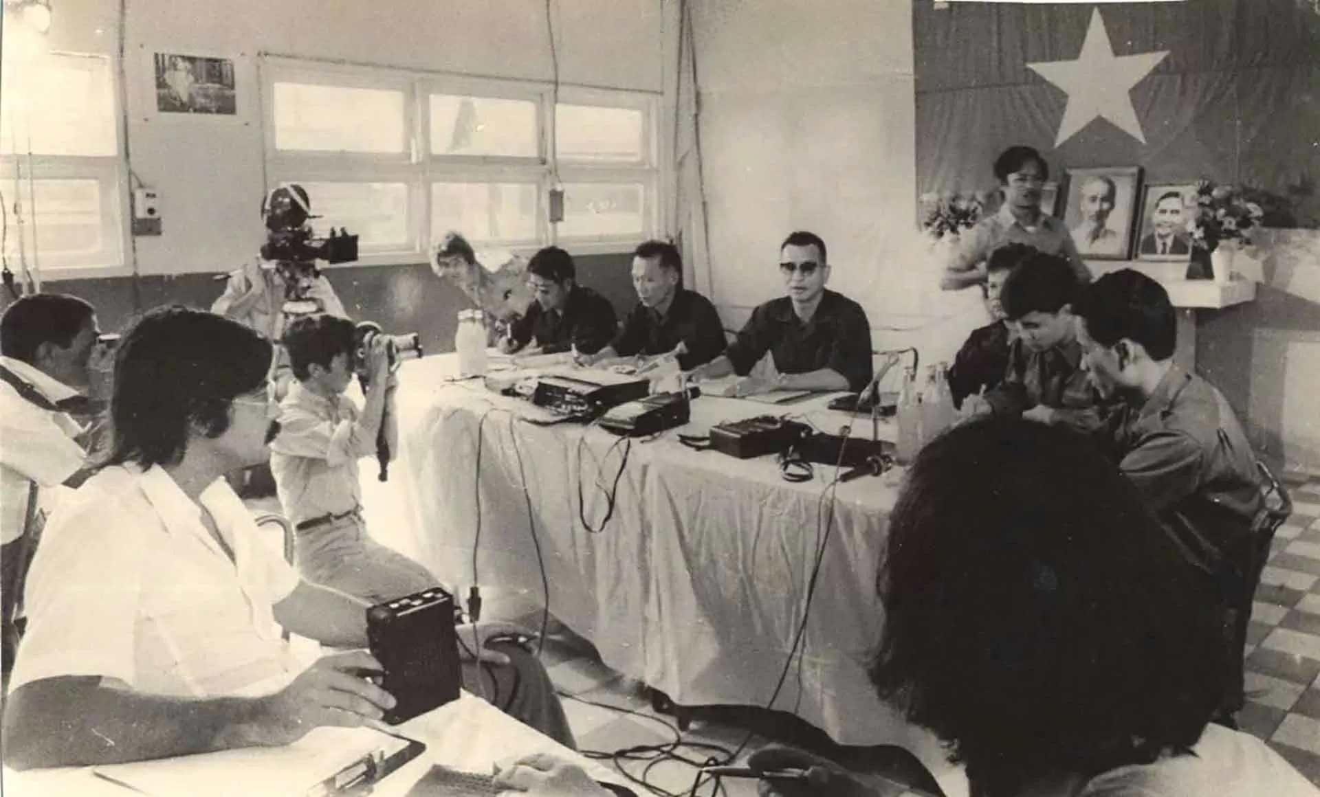 Họp báo tuyên bố sáu điểm của CPCMLTCHMNVN, Trại Davis, Tân Sơn Nhất, ngày 23/3/1974. (Ảnh tư liệu) Họp báo tuyên bố sáu điểm của CPCMLTCHMNVN, Trại Davis, Tân Sơn Nhất, ngày 23/3/1974. (Ảnh tư liệu)