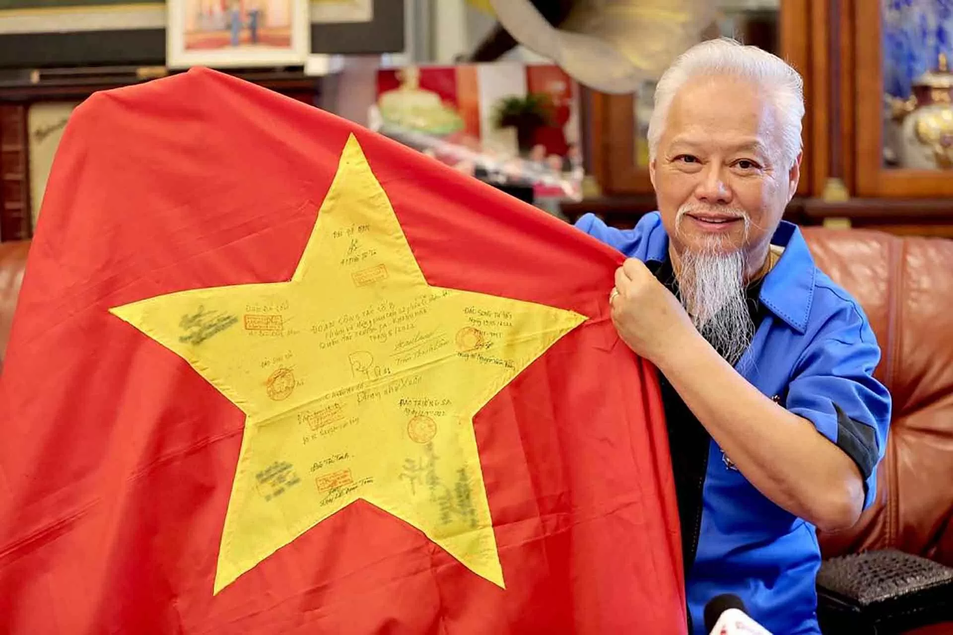 Ông David Nguyễn với lá cờ Tổ quốc đã được lấy chữ ký và đánh dấu tại quần đảo Trường Sa. (Ảnh NVCC) Ông David Nguyễn với lá cờ Tổ quốc đã được lấy chữ ký và đánh dấu tại quần đảo Trường Sa. (Ảnh NVCC)