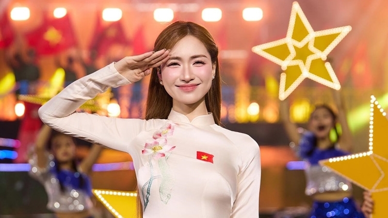 Sao Việt: Ngô Phương Lan đẹp như nàng thơ, ca sĩ Hòa Minzy gây sốt