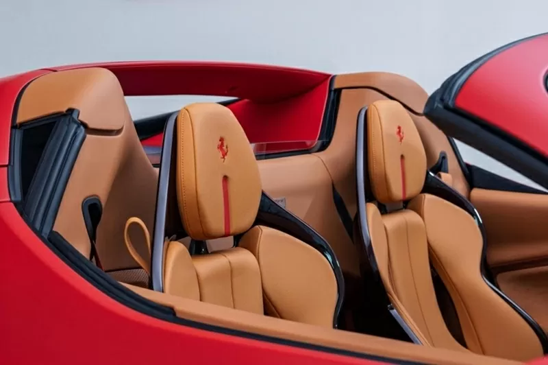 Không gian nội thất của Ferrari 296 GTS chính là sự hòa quyện giữa đẳng cấp và cá tính