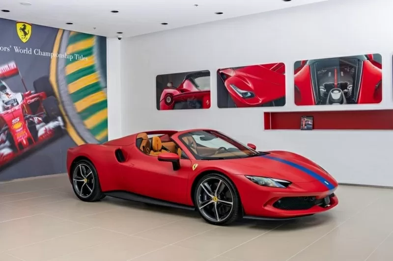 Ferrari 296 GTS sở hữu màu sơn ngoại thất Rosso F1-75 Opaco với sắc đỏ nhám độc đáo