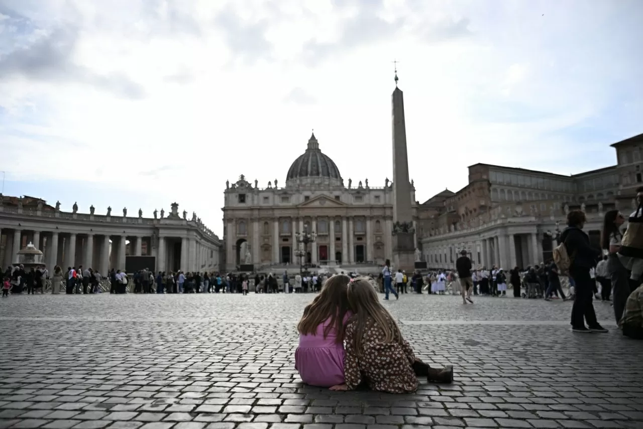 Hai bé gái nghỉ ngơi tại Quảng trường Thánh Phêrô ở Vatican trong lúc gia đình các em xếp hàng chờ vào viếng thi hài Đức Giáo hoàng. (Nguồn: CNN)