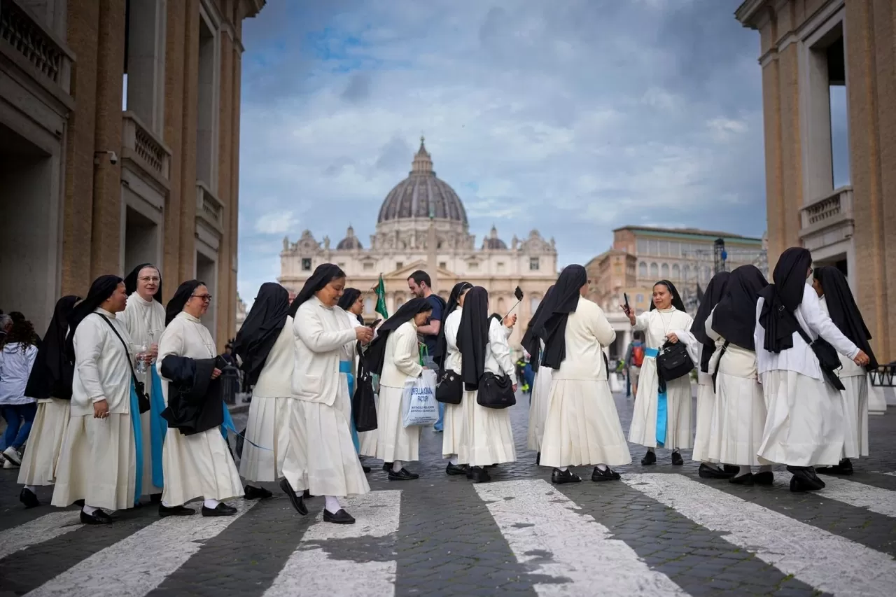 Các nữ tu chụp ảnh xếp hàng vào viếng Đức Giáo hoàng. (Nguồn: Getty)