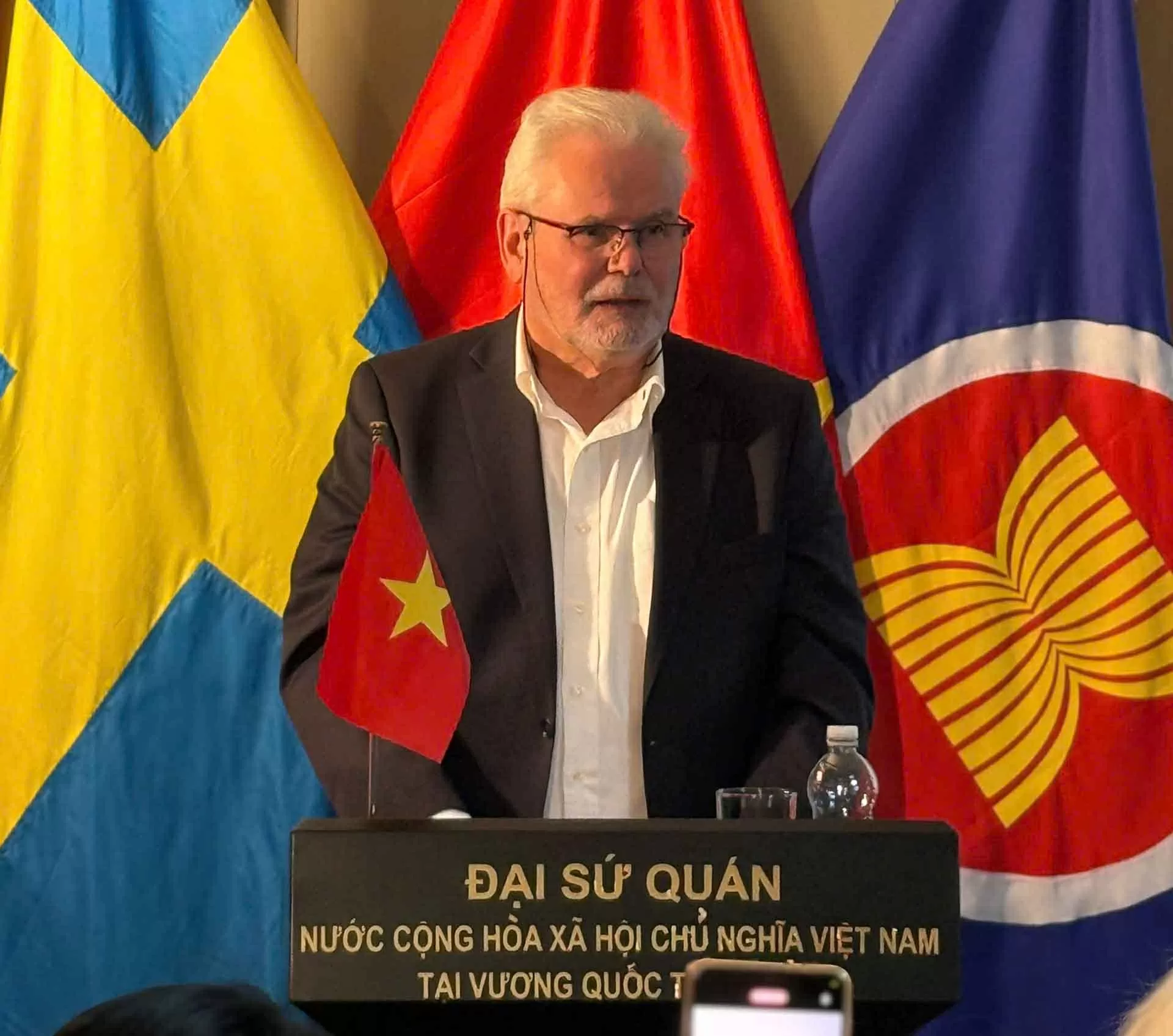 Đại sứ quán Việt Nam tại Thụy Điển tổ chức họp báo và chiếu phim kỷ niệm 50 năm Đại thắng mùa Xuân 1975