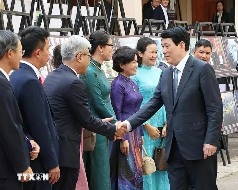 Chủ tịch nước Lương Cường thăm Đại sứ quán Việt Nam tại Lào