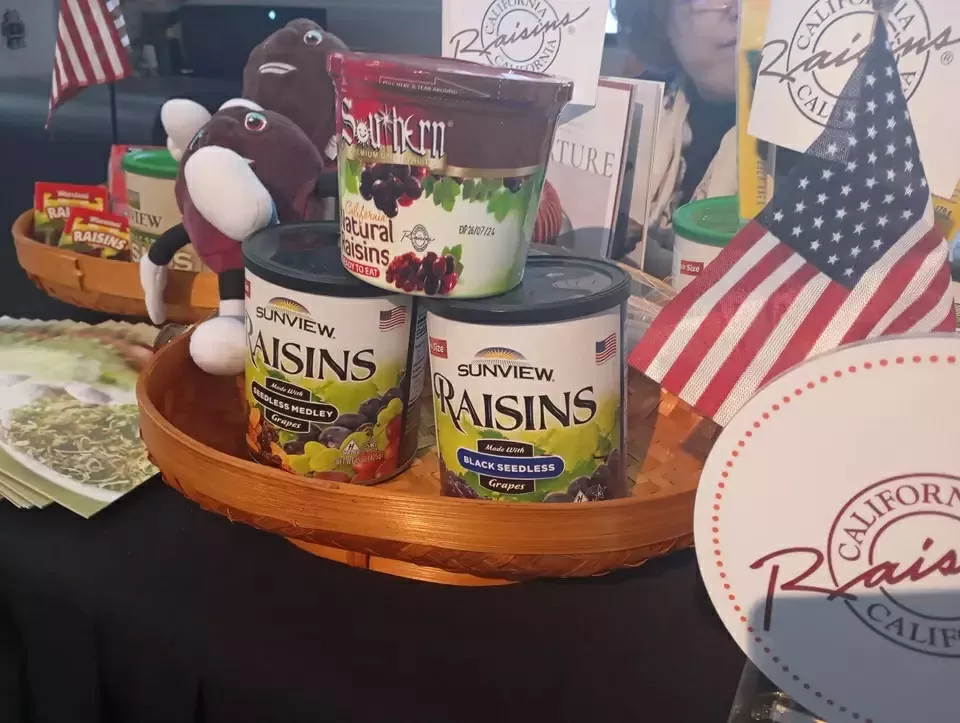 Chủ tịch NU khẳng định, chứng nhận Halal là chính sách cần thiết và hợp pháp tại Indonesia - nơi có phần đông dân số là người Hồi giáo. Ảnh: Sản phẩm nho khô Mỹ tại 1 cửa hàng Indonesia. (Nguồn: Jakarta Globe) Chủ tịch NU khẳng định, chứng nhận Halal là chính sách cần thiết và hợp pháp tại Indonesia - nơi có phần đông dân số là người Hồi giáo. Ảnh: Sản phẩm nho khô Mỹ tại 1 cửa hàng Indonesia. (Nguồn: Jakarta Globe)