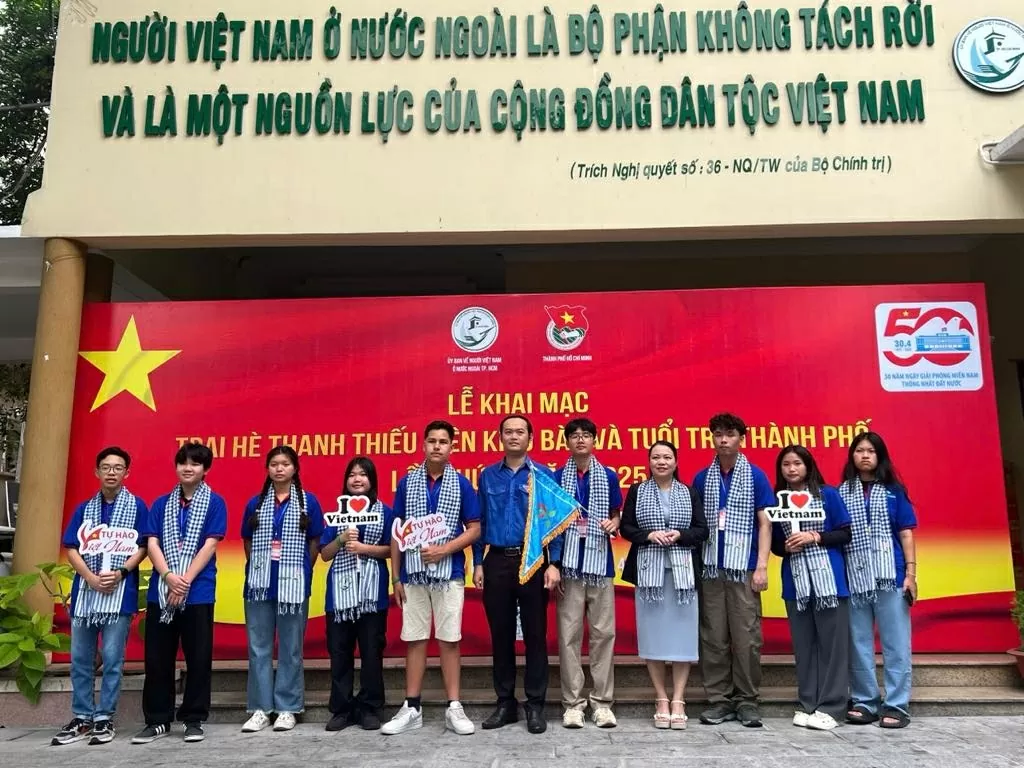 Kiều bào trẻ khám phá hành trình đất phương Nam Kiều bào trẻ khám phá hành trình đất phương Nam