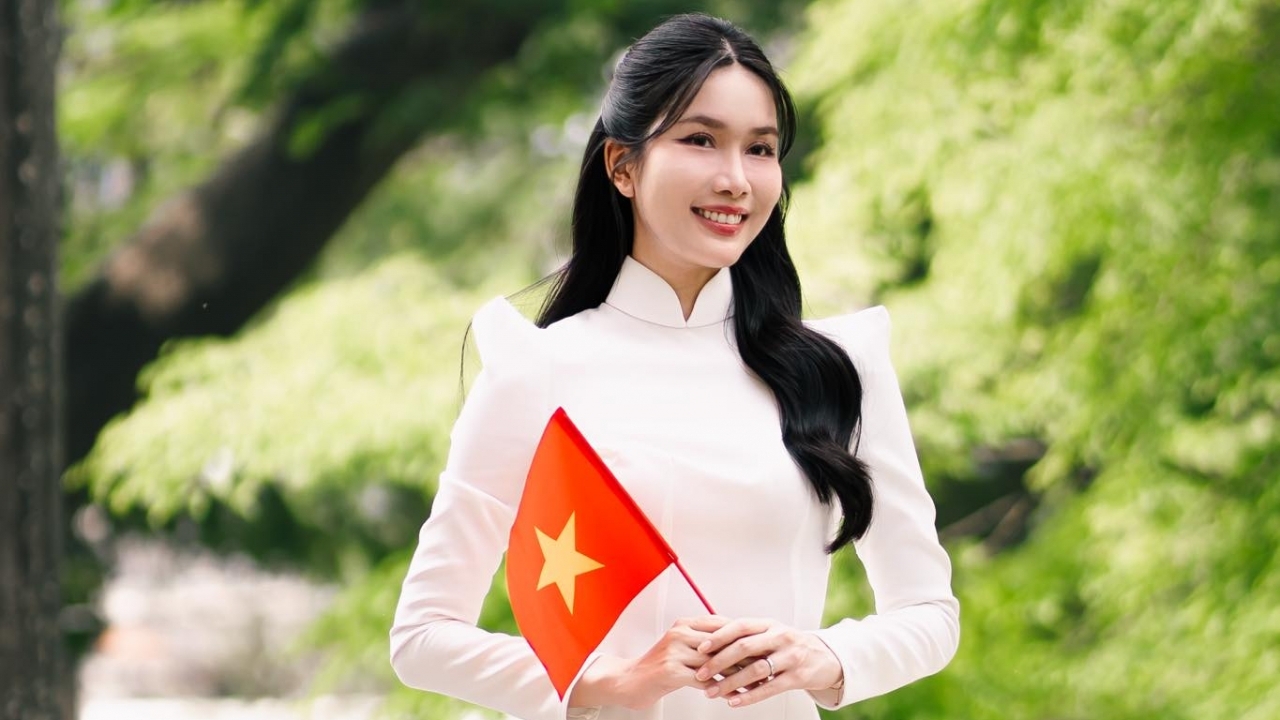 Á hậu Phương Anh dịu dàng, nền nã trong tà áo dài