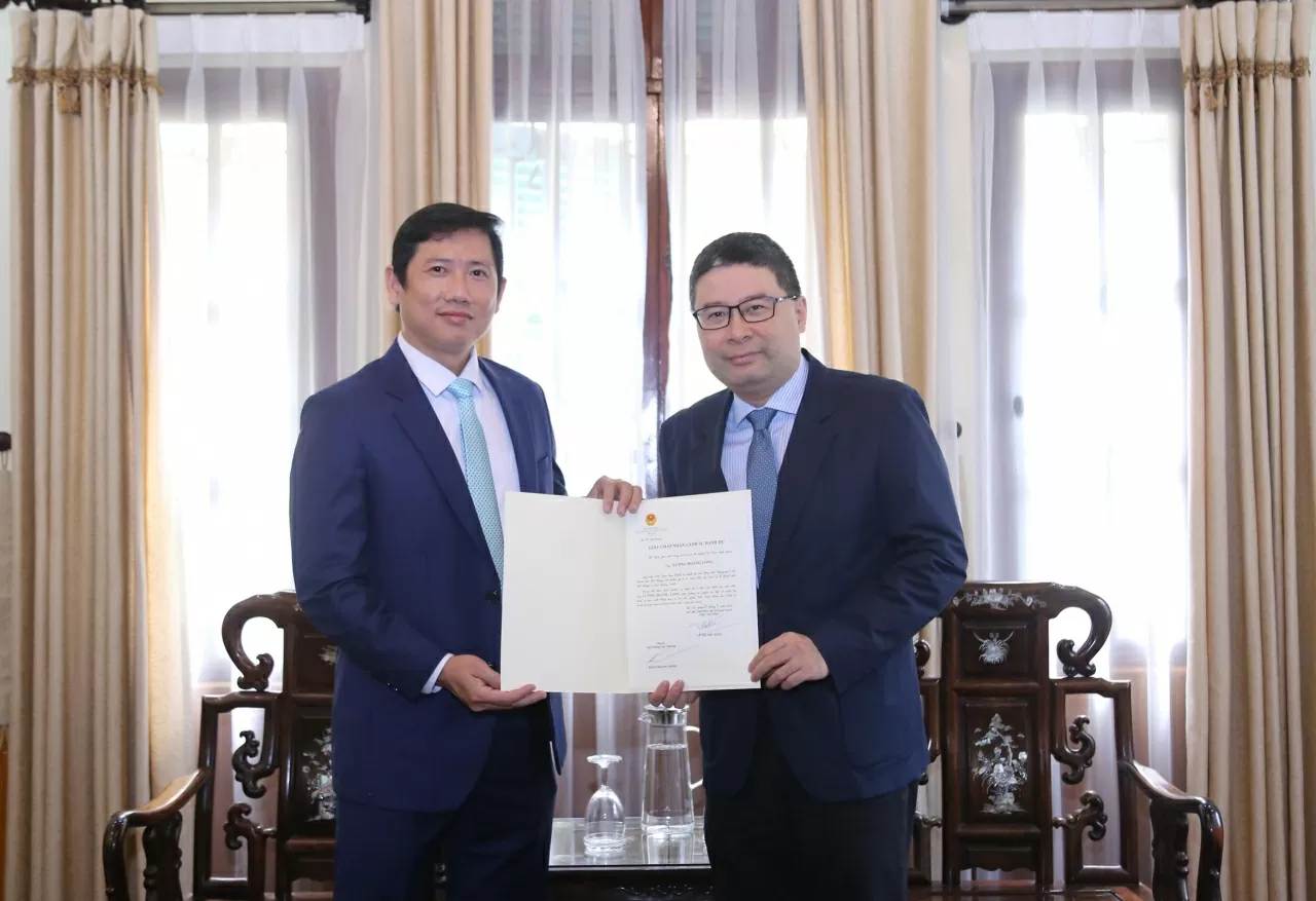 Cục trưởng Cục Lãnh sự Doãn Hoàng Minh đã trao Giấy Chấp nhận lãnh sự danh dự cho ông Lương Hoàng Long. (Ảnh: Thành Long) Cục trưởng Cục Lãnh sự Doãn Hoàng Minh đã trao Giấy Chấp nhận lãnh sự danh dự cho ông Lương Hoàng Long. (Ảnh: Thành Long)