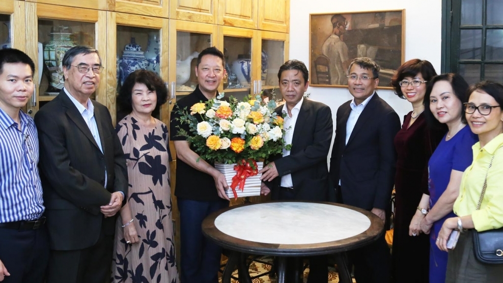 Ủy ban quốc gia UNESCO Việt Nam thăm, chúc mừng gia đình cố Nhạc sĩ Hoàng Vân