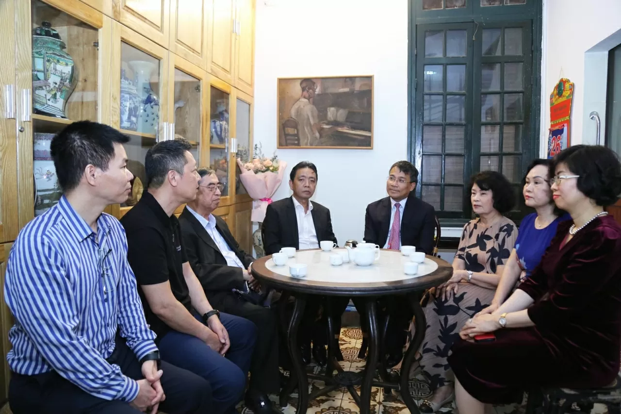 Thứ trưởng Thường trực Nguyễn Minh Vũ gửi lời chúc mừng nồng nhiệt tới gia đình cố Nhạc sĩ Hoàng Vân. (Ảnh: Thành Long) Thứ trưởng Thường trực Nguyễn Minh Vũ gửi lời chúc mừng nồng nhiệt tới gia đình cố Nhạc sĩ Hoàng Vân. (Ảnh: Thành Long)