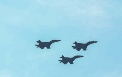 Tiêm kích Su30-MK2, máy bay chiến đấu Yak-138 lượn trước Dinh Độc Lập trong buổi tổng duyệt diễu binh, diễu hành kỷ niệm 30/4