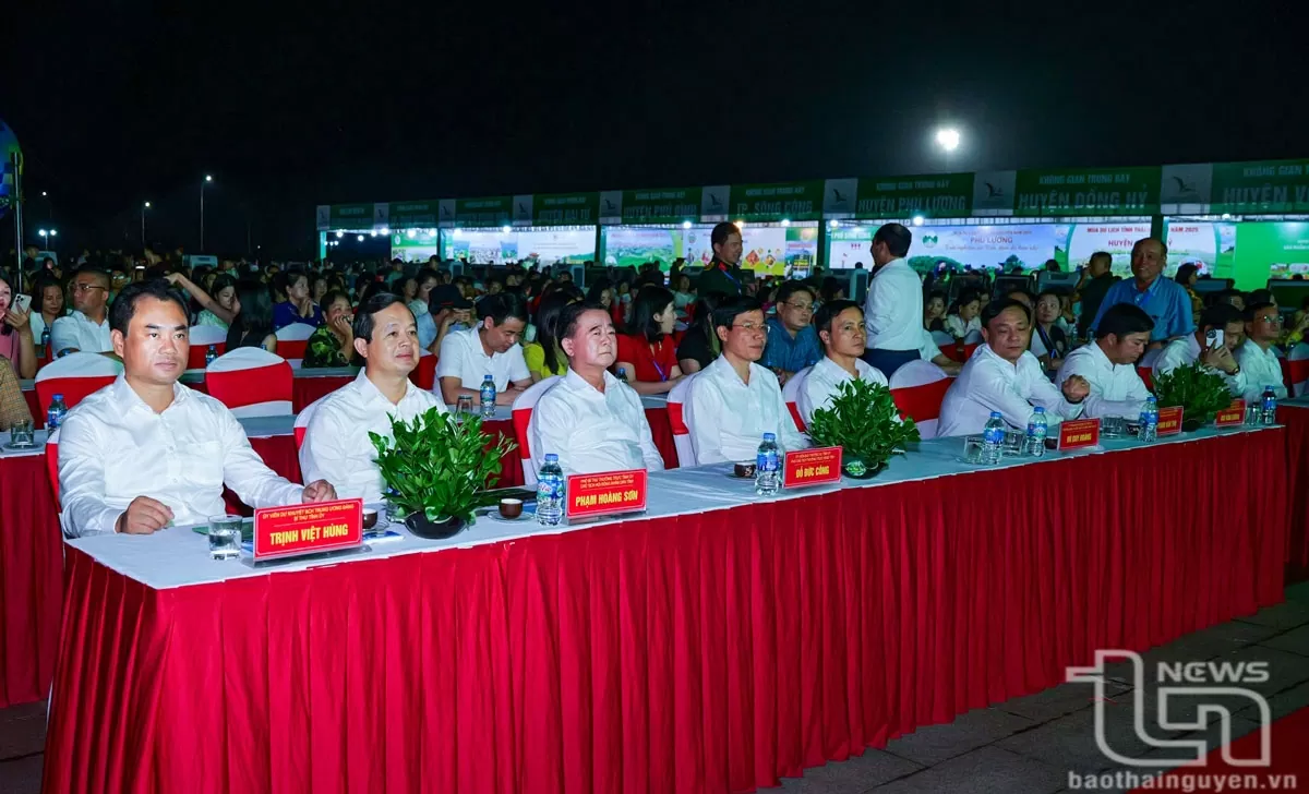 Các đồng chí lãnh đạo tỉnh và đại biểu dự Chương trình. Các đồng chí lãnh đạo tỉnh và đại biểu dự Chương trình.