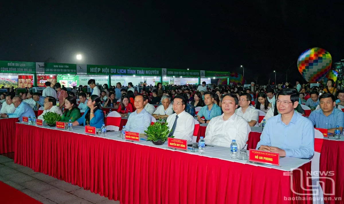 Các đồng chí lãnh đạo tỉnh và đại biểu dự Chương trình. Các đồng chí lãnh đạo tỉnh và đại biểu dự Chương trình.