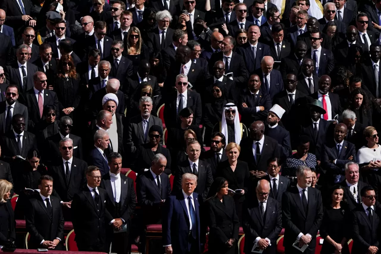 Lãnh đạo nhiều nước đã tới Vatican tham dự lễ tang Giáo hoàng Francis.  Linh cữu của Ngài sau đó được chuyển đến nơi an táng là Vương cung Thánh đường Đức Bà Cả ở Rome. (Nguồn: Reuters)