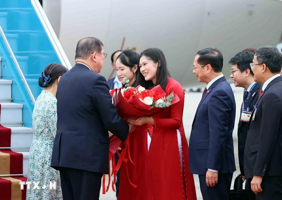 Thủ tướng Ishiba Shigeru và Phu nhân đến Hà Nội, bắt đầu chuyến thăm chính thức Việt Nam Thủ tướng Ishiba Shigeru và Phu nhân đến Hà Nội, bắt đầu chuyến thăm chính thức Việt Nam