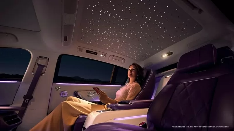 Hệ thống đèn LED dày đặc tạo hiệu ứng bầu trời sao lấp lánh trên trần xe Hệ thống đèn LED dày đặc tạo hiệu ứng bầu trời sao lấp lánh trên trần xe