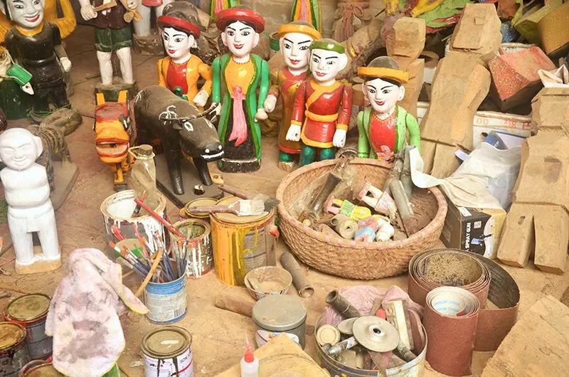 Góc xưởng chế tác rối nước của nghệ nhân với các dụng cụ thủ công Góc xưởng chế tác rối nước của nghệ nhân với các dụng cụ thủ công