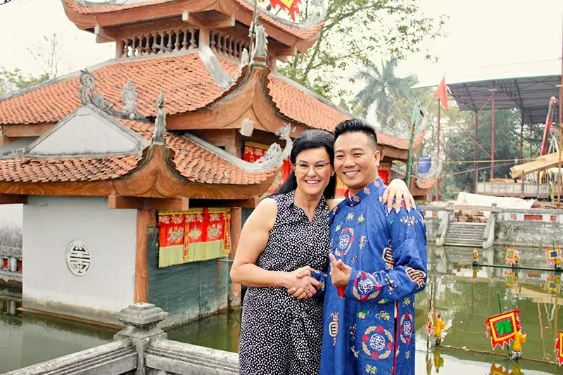 Chị Emma đến thưởng thức và trải nghiệm biểu diễn múa rối nước tại làng Đào Thục Chị Emma đến thưởng thức và trải nghiệm biểu diễn múa rối nước tại làng Đào Thục