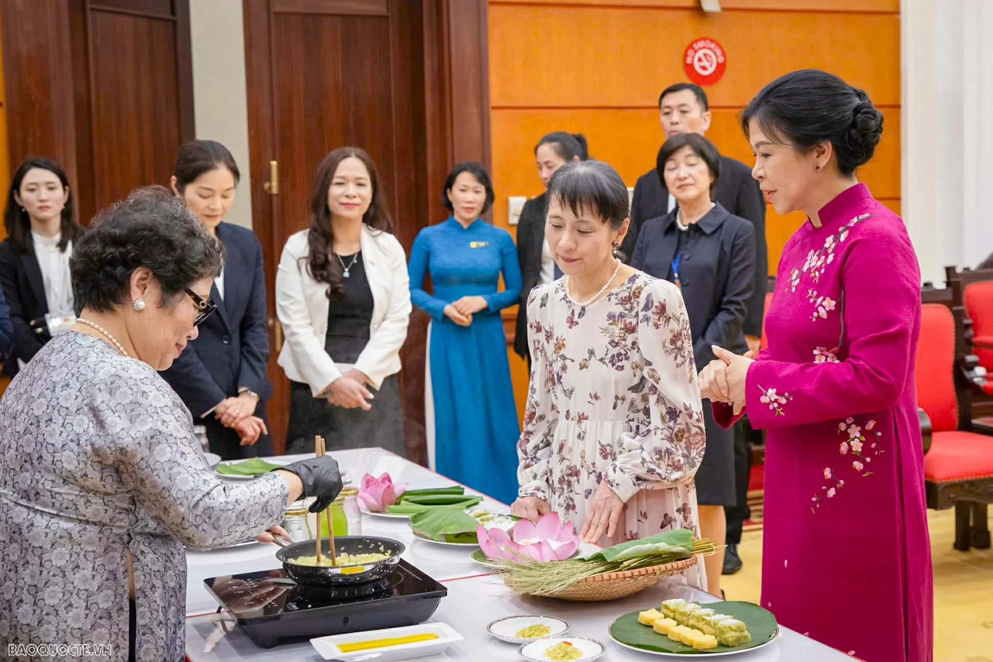 Phu nhân Tổng Bí thư cùng Phu nhân Thủ tướng Nhật Bản làm bánh cốm Hà Nội Phu nhân Tổng Bí thư cùng Phu nhân Thủ tướng Nhật Bản làm bánh cốm Hà Nội