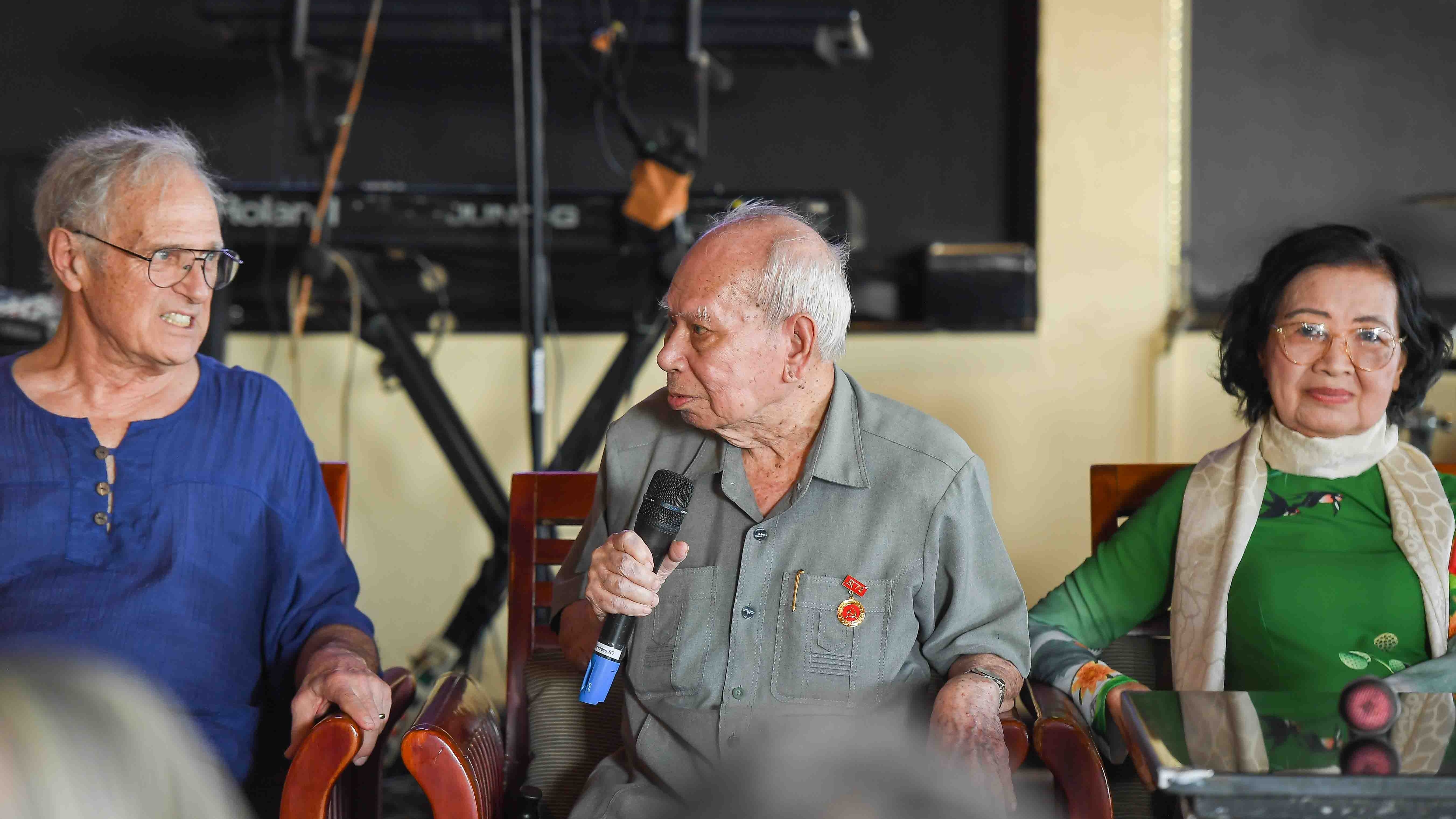 Cuộc gặp của ‘người Mỹ nói tiếng Việt, người Việt nói tiếng Mỹ’ nhưng chung tình yêu Việt Nam